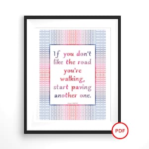 Puede incluir: Un póster imprimible con cita sobre un fondo geométrico azul y rosa. La cita dice "Si no te gusta el camino que estás recorriendo, empieza a pavimentar otro." - Polly Pretter