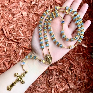 Aquamarin Kristall Rosenkranz, viktorianische Gold Perlenkappen, etwas Blaues Hochzeitsgeschenk, personalisiertes Brautgeschenk, März Geburtsstein, christliches Geschenk