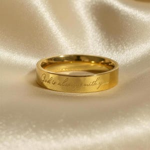 Bague fine « Dieu est toujours avec toi », en acier inoxydable chirurgical 316L, avec affirmations chrétiennes, un rappel positif et un cadeau catholique.