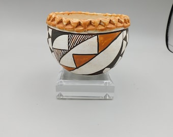 Acoma Pueblo Pottery Juana Leno Polychrome design with Pie Crust rim