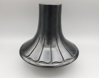 Stunning Carved Santa Clara feather vase by Jeff Roller