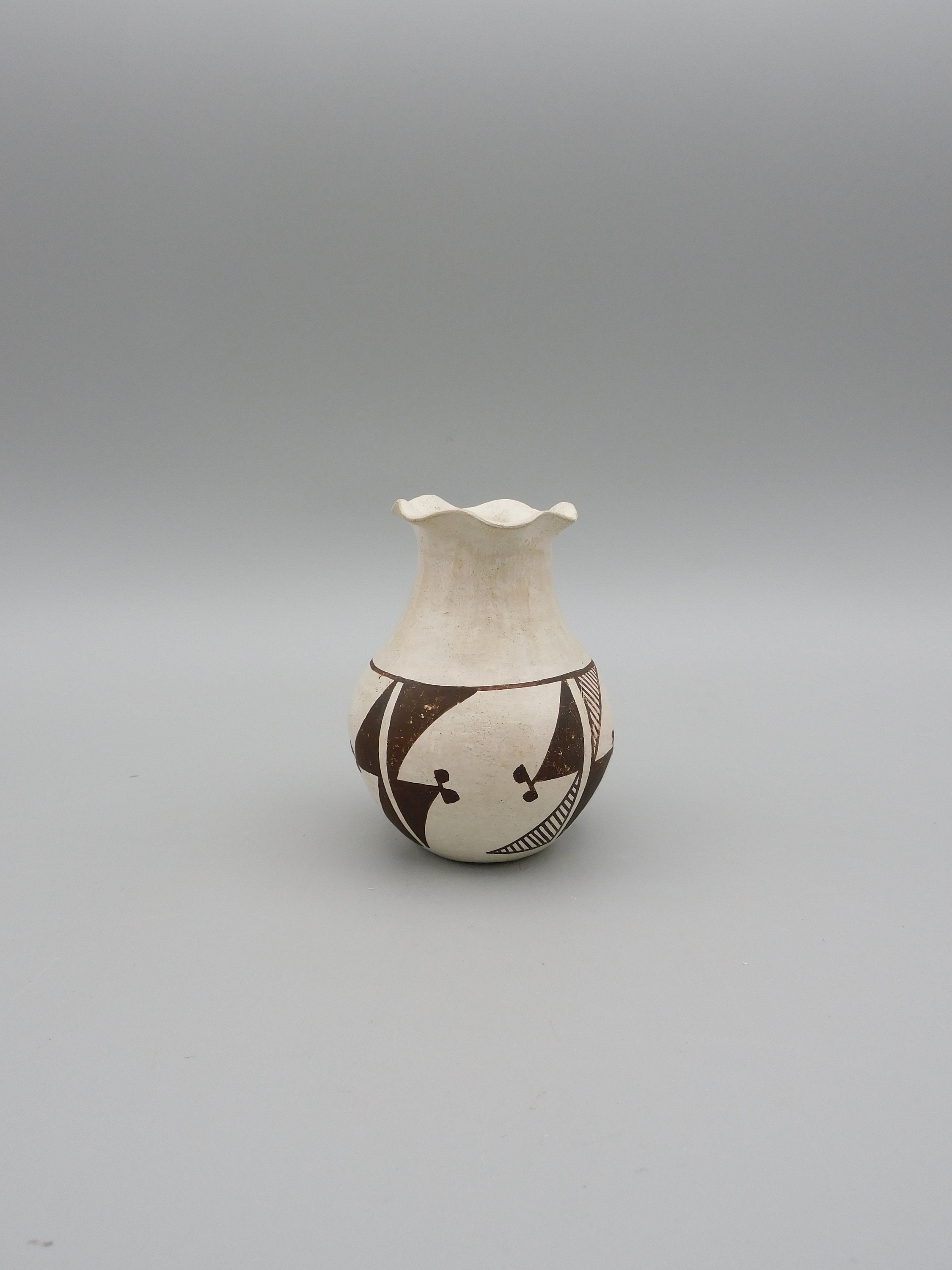 アコマ族◇A. Concho作 ココペリ模様 ハンドメイド陶器 赤土ボウル アコマ族◇A. Concho作 ココペリ模様 ハンドメイド陶器 赤土ボウル