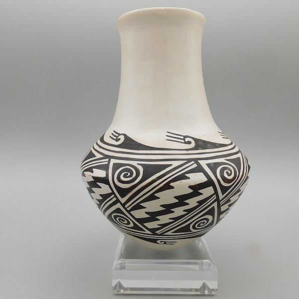 Helen Naha Feather Woman Hopi Pueblo Pottery vase beautiful design