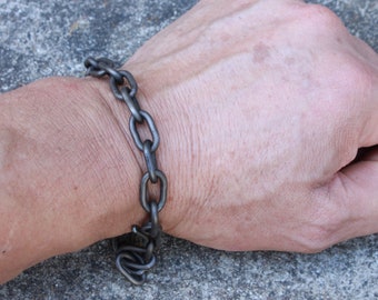 Donkere titanium schakelarmband: industriële statement sieraden voor heren