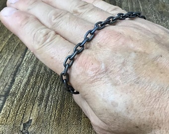 Handgemaakte schakelarmband van donker titanium: industriële robuuste polskleding