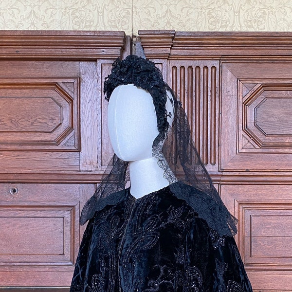 Bonnet en dentelle noire des années 1880, bonnet de l'époque victorienne antique française avec paillettes et perles