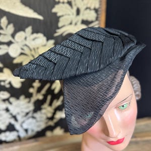 Bibi antique rare des années 40, chapeau funéraire en crêpe noir