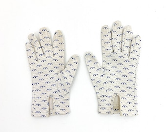 Vintage cotton day gloves, patterned white gloves, vintage gloves size Small / Medium