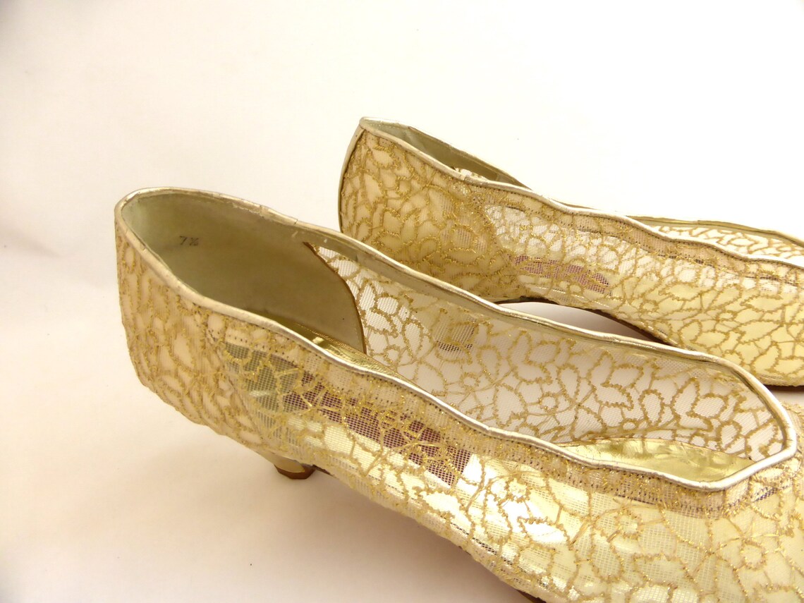 Vintage Carel Gold Shoes Gold Lace Shoes Low Heel Size 37 Vintage Carel Gold Shoes Gold Lace Shoes Low Heel Size 37