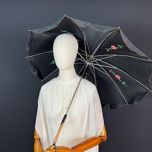 Vintage geborduurde parasol, Franse antieke parasol of paraplu met geborduurde bloemen