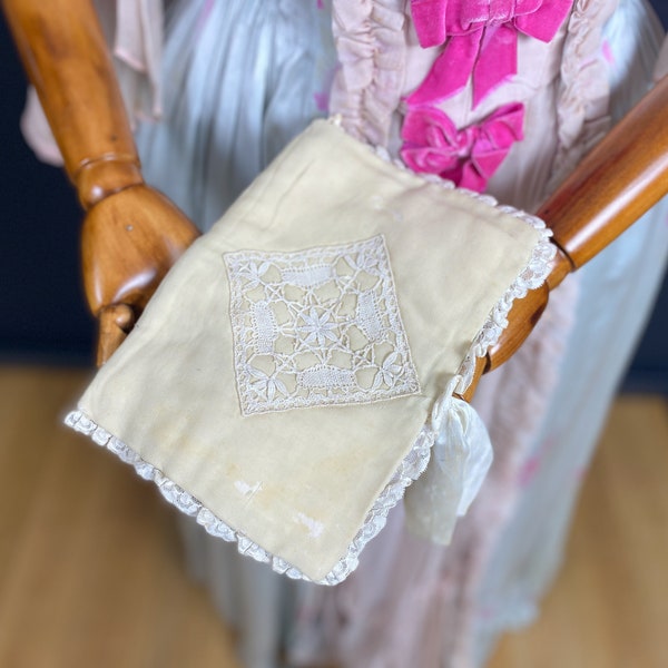 Pli de lingerie ancienne shabby chic, pochette boudoir en soie des années 1900