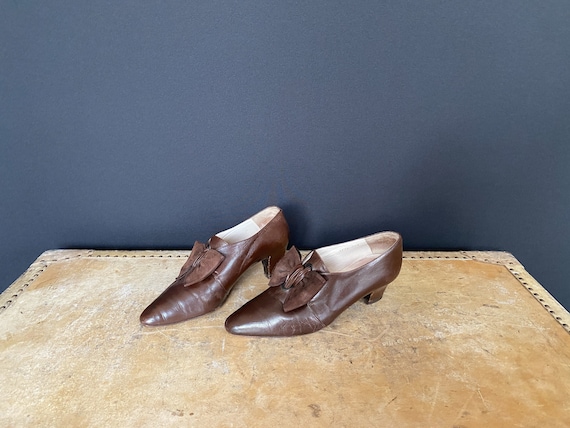 Français chaussures anciennes, escarpins en cuir marron chocolat