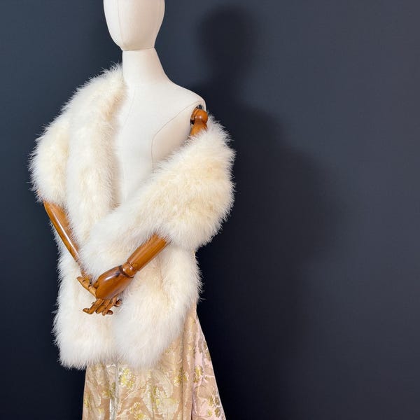 Feather Ramie Pleats Stole main image 1