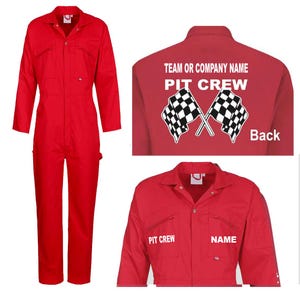 Op de afbeelding: Rode werkkleding jumpsuit met een witte "PIT CREW" en "NAME" tekst op de voorkant en een witte "TEAM OR COMPANY NAME PIT CREW" tekst met een geruite vlag grafiek op de achterkant.