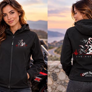Könnte beinhalten: Eine schwarze Kapuzenjacke mit Reißverschluss, die auf der Rückseite eine Grafik einer Person auf einem Motorrad mit einer roten Herzschlaglinie und dem Text "LIVE RIDE LOVE" zeigt. Eine kleinere Version ist auf der linken Brust.
