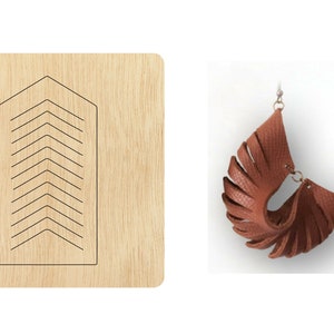 Puede incluir: Una plantilla de madera para la elaboración de pendientes de cuero. La plantilla presenta un patrón de chevron y está diseñada para crear una forma de pendiente geométrica única.