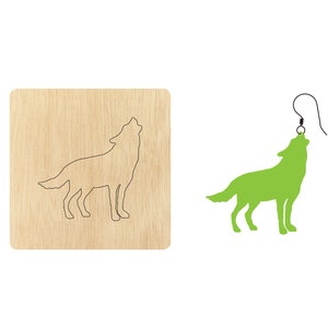 Puede incluir: Un par de pendientes de silueta de lobo verde. Los pendientes están hechos de madera y tienen un diseño sencillo.