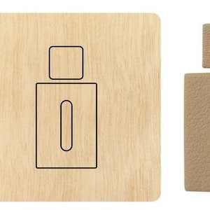 Puede incluir: Un par de pendientes de cuero beige con forma rectangular y un recorte en el centro. Los pendientes tienen una pequeña pieza cuadrada en la parte superior.