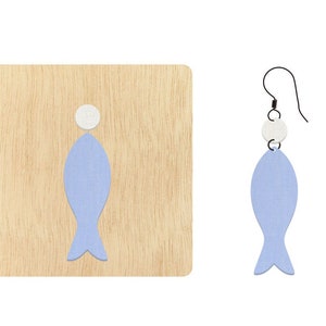 Puede incluir: Un par de pendientes en forma de pez azul claro con acentos de círculo blanco. Los pendientes se muestran sobre un fondo de madera.