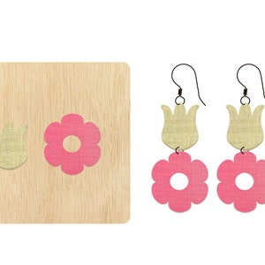 Puede incluir: Un par de pendientes con una flor rosa y un diseño de tulipán beige. Los pendientes están hechos de madera y tienen un aspecto rústico.