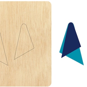 Puede incluir: Troquel de madera con dos formas triangulares abstractas. El troquel está hecho de madera de color claro. Una imagen separada muestra un diseño de papel plegado en tonos de azul y verde azulado, que refleja las formas del troquel.