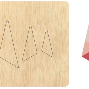 Puede incluir: Una hoja de madera artesanal con tres formas de triángulos recortadas. La hoja es de color marrón claro y los triángulos están delineados en negro. Una imagen separada muestra un triángulo rosa, rojo y blanco.