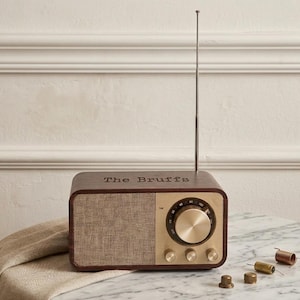Radio en bois rétro personnalisée/haut-parleur Bluetooth vintage personnalisé/nom ou texte monogramme gravé cadeau haut-parleur Bluetooth pour lui