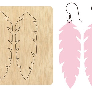 Puede incluir: Una plantilla de madera para hacer un par de pendientes de plumas. La plantilla muestra dos formas de plumas con contornos detallados. La imagen también muestra un par de pendientes de plumas rosas.
