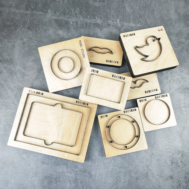 Pu&ograve; includere: Un set di nove fustelle in legno per tagliare forme da carta, tessuto o altri materiali. Le fustelle includono un uccello, una ciambella, un baffo, un rettangolo, un cerchio con un anello attorno e un rettangolo con una linguetta.