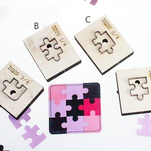 Op de afbeelding: Vier houten puzzelvormige ponsgereedschappen met de labels D220 1/4, D220 2/4, D220 3/4 en D220 4/4. Een klein vierkant van leer met vier puzzelstukjes in roze, zwart en rood.