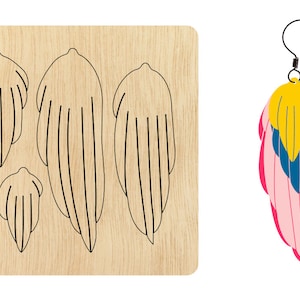 Könnte beinhalten: Eine Holzbastelplatte mit vier Federnformen zum Herstellen von Ohrringen. Die Formen sind schwarz umrandet und bereit zum Ausschneiden. Die Platte ist hellbraun mit einer Holzmaserung.