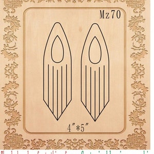 Op de afbeelding: Een digitaal ontwerpmodel voor een paar oorbellen. Het ontwerp heeft een traanvorm met een kleinere traan erin. Het model is 10 cm bij 12,7 cm en is gelabeld "Mz70".