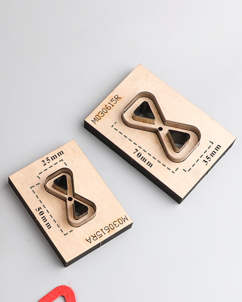 Pu&ograve; includere: Due matrici di taglio in legno a forma di clessidra con un triangolo all'interno. La matrice pi&ugrave; grande misura 70 mm per 35 mm ed &egrave; etichettata M030615R. La matrice pi&ugrave; piccola misura 50 mm per 25 mm ed &egrave; etichettata M030615RA.