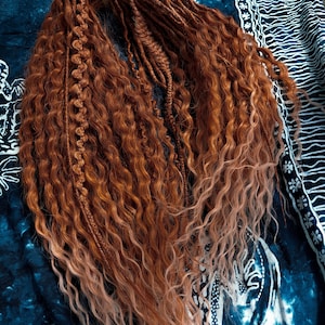 Golvende dreads, gemberkleurige dreadlocks, krullende oranje dreads, synthetische haakdreads, dubbele dreads, extensies, kastanjebruine dreads, rode ombre, boho dreadlocks