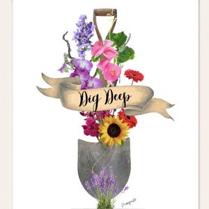 Puede incluir: Una impresión de arte digital que presenta una pala con un ramo de flores, incluyendo lavanda, girasoles y flores rosas y moradas. La pala está rodeada de una pancarta con el texto "Dig Deep". La impresión está disponible en dos tamaños: 30,5 cm por 30,5 cm y 61 cm por 61 cm.