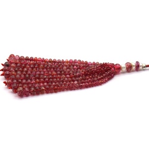 Peut inclure: Un brin de perles de tourmaline rose, d'environ 4 mm de diamètre, enfilées sur un fil avec un accent de perle et de perle argentée.