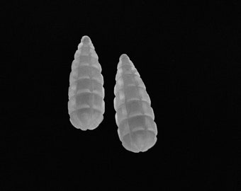 Puede incluir: Dos objetos translúcidos en forma de cono con un patrón texturizado en forma de rejilla. Los objetos están colocados sobre un fondo negro, creando una imagen de alto contraste. Parecen estar hechos de un material transparente, posiblemente vidrio o cristal.