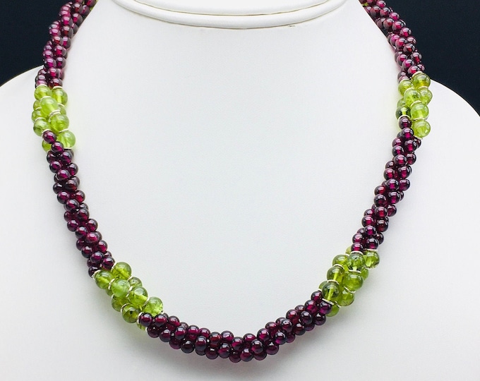 Natural RED GARNET 4.50MM/Natural PERIDOT 5.85MM/Smooth round shape/With 925 Sterling Silver rings & lobster clasp/Gemstone necklace/Twisted