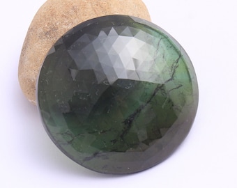 Gema de turmalina facetada verde oscuro, 133 quilates, cabujón redondo de 51 mm