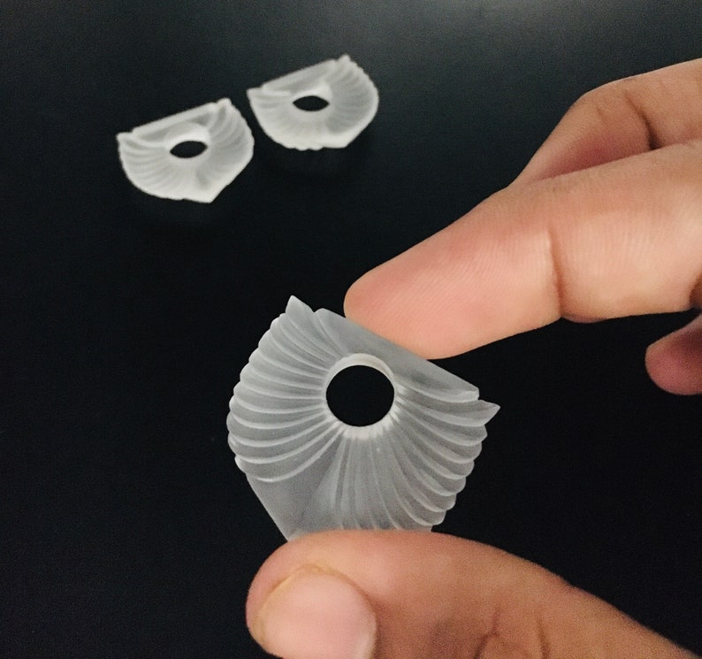 Puede incluir: Tres piezas decorativas de pl&aacute;stico blanco con un dise&ntilde;o en forma de abanico y un agujero circular en el centro. Las piezas son transl&uacute;cidas y tienen un acabado liso y brillante.