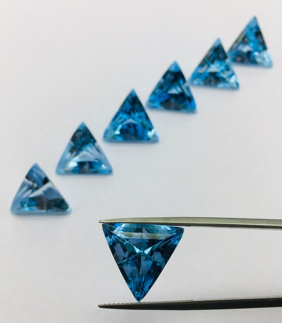 Piedra talla topacio azul/ forma triangular/ ancho 15.00 mm/ largo
