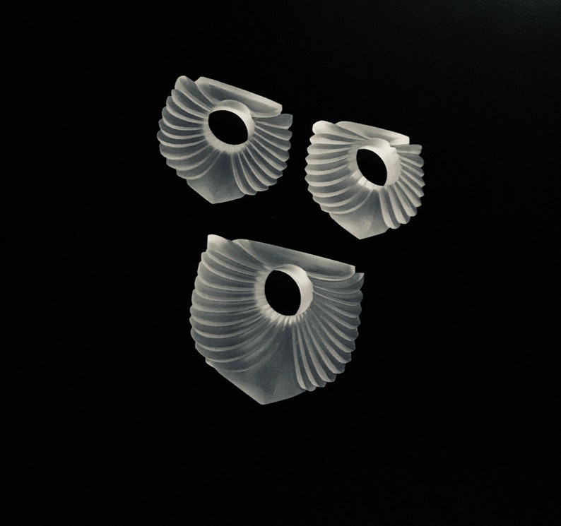Puede incluir: Tres formas geom&eacute;tricas decorativas blancas con una abertura circular en el centro. Las formas est&aacute;n hechas de un material transl&uacute;cido y tienen un dise&ntilde;o en forma de abanico.