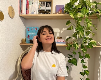 Personalize your white embroidered t-shirt