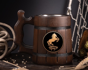 Caneca de cerveja personalizada com desenho de pônei empinado, caneca de madeira para taverna de fantasia, presente personalizado para padrinhos, presente de Natal medieval gravado para ele.