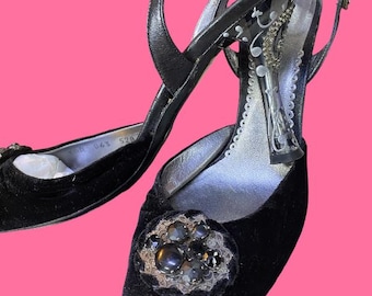 Giorgio Armani Vintage Black Velvet Slingbacks, zdobione koralikami kamee, rozmiar 41
