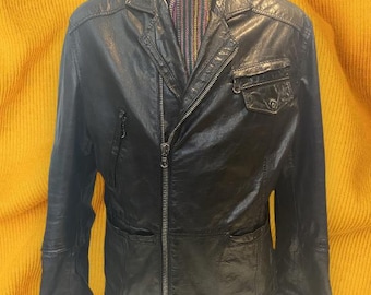 Chaqueta de cuero negra Versace, fabricada en Italia