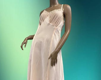 Vintage roze slipdress uit de jaren 60: kanten rand, geplooide onderkant
