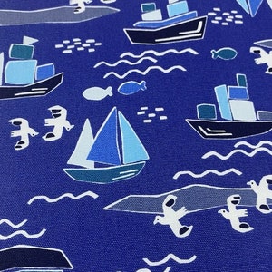 Könnte beinhalten: Blauer Stoff mit einem sich wiederholenden Muster aus Segelbooten, Schiffen, Vögeln und Wellen. Der Stoff hat einen weißen Hintergrund mit blauen und weißen Details. Der Text "KOKKA CO., LTD. http://www.kokka.co.jp/" ist auf der linken Seite des Stoffes gedruckt.