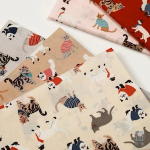 Könnte beinhalten: Vier verschiedene Stoffmuster mit einem sich wiederholenden Muster von Katzen, die verschiedene Outfits tragen. Die Stoffe sind in den Farben Beige, Grau, Rosa und Rot.