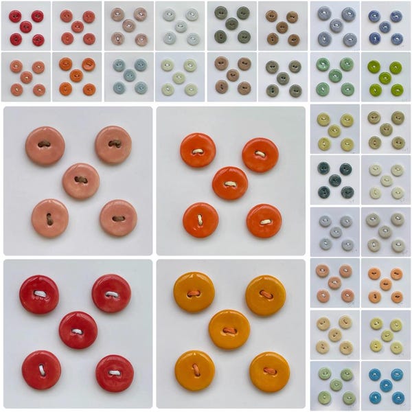 Könnte beinhalten: Eine Sammlung runder Keramikknöpfe, die in Fünfergruppen auf einem Raster angeordnet sind. Jedes Set hat eine eigene Volltonfarbe, darunter Rot-, Orange-, Gelb-, Grün-, Blau-, Grau- und Beigetöne. Die Knöpfe haben eine glatte, glänzende Oberfläche.